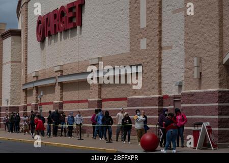 Falls Church, Virginie, États-Unis. 18 avril 2020. Les clients attendent en ligne d'entrer dans un magasin Target le samedi 18 avril 2020 à Falls Church, en Virginie, pendant la pandémie de coronavirus. Crédit: Sait Serkan Gurbuz/ZUMA Wire/Alay Live News Banque D'Images