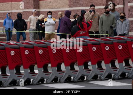 Falls Church, Virginie, États-Unis. 18 avril 2020. Les clients attendent en ligne d'entrer dans un magasin Target le samedi 18 avril 2020 à Falls Church, en Virginie, pendant la pandémie de coronavirus. Crédit: Sait Serkan Gurbuz/ZUMA Wire/Alay Live News Banque D'Images