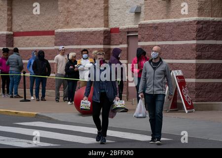 Falls Church, Virginie, États-Unis. 18 avril 2020. Les clients portant des masques quittent un magasin Target le samedi 18 avril 2020 à Falls Church, en Virginie, pendant la pandémie de coronavirus. Crédit: Sait Serkan Gurbuz/ZUMA Wire/Alay Live News Banque D'Images