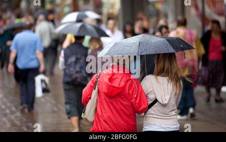 Sur la photo : Shoppers sur Oxford Street de Londres. Banque D'Images