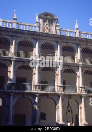 ARQUERIAS DEL PATIO PRINCIPAL DE LA UNIVERSIDAD DE ALCALLA DE HENARES O DE SANTO TOMAS DE VILLANUEVA-. Auteur: SOPEÑA JOSE. Lieu: UNIVERSIDAD. Alcalá de Henares. MADRID. ESPAGNE. Banque D'Images