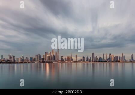 Vue sur le front de mer de Burj Khalifa, la plus haute tour du monde. Vue depuis le port de Dubai Creek, gratte-ciels résidentiels et d'affaires dans le centre-ville, Dubaï, Émirats Arabes Unis Banque D'Images