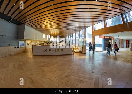 MADRID, ESPAGNE - 13 DÉCEMBRE 2018 : les gens à l'intérieur de l'entrée principale menant au Musée du Prado, un important monument culturel à Madrid. Banque D'Images