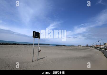 Rome. 18 avril 2020. La photo prise le 18 avril 2020 montre une plage vide à Fiumicino, Lazio, Italie. 482 personnes supplémentaires sont mortes de COVID-19 au cours des dernières 24 heures en Italie, ce qui porte le nombre de morts du pays à 23 227, les données officielles ont été présentées samedi. Crédit: Xinhua/Alay Live News Banque D'Images