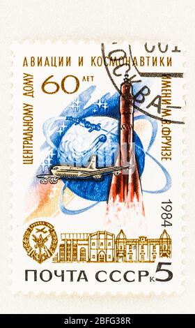 SEATTLE WASHINGTON - 16 avril 2020: Tampon conceptuel de 1984 de l'Union soviétique commémorant 60 ans de l'Institut Frunze. Scott # 5308 Banque D'Images