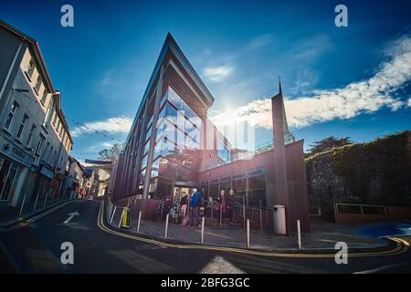 Photographie rétro-éclairée spectaculaire de la bibliothèque de la ville de Wexford à Wexford, en Irlande, par un jour ensoleillé avec un bleu timide et des nuages Banque D'Images