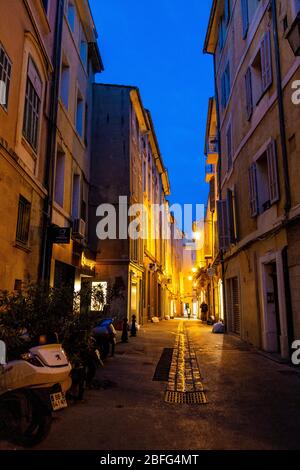 Une ruelle sombre la nuit à Marseille, France Banque D'Images