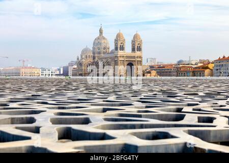 Vue sur la cathédrale de Marseille depuis le Musée des civilisations européennes et méditerranéennes, Marseille, France Banque D'Images