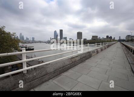 Londres, Royaume-Uni. 18 avril 2020. Jour vingt-six de Lockdown à Londres. Le pont de Waterloo, situé dans un centre très calme de Londres, est en service un samedi, car le pays est en position de verrouillage en raison de la pandémie de Coronavirus COVID-19. Les gens ne sont pas autorisés à quitter la maison sauf pour les achats de nourriture, les soins médicaux, l'exercice - une fois par jour, et le travail essentiel. COVID-19 Coronavirus LockDown, Londres, Royaume-Uni, le 18 avril 2020 crédit: Paul Marriott/Alay Live News Banque D'Images