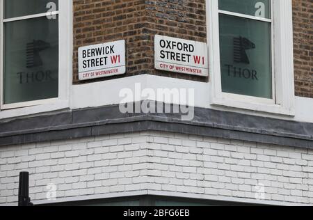 Londres, Royaume-Uni. 18 avril 2020. Jour vingt-six de Lockdown à Londres. Le coin de Berwick Street et Oxford Street dans un centre très calme de Londres pour un samedi, le pays étant en position de verrouillage en raison de la pandémie de Coronavirus COVID-19. Les gens ne sont pas autorisés à quitter la maison sauf pour les achats de nourriture, les soins médicaux, l'exercice - une fois par jour, et le travail essentiel. COVID-19 Coronavirus LockDown, Londres, Royaume-Uni, le 18 avril 2020 crédit: Paul Marriott/Alay Live News Banque D'Images