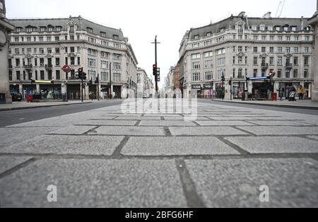 Londres, Royaume-Uni. 18 avril 2020. Jour vingt-six de Lockdown à Londres. Oxford Circus, au croisement d'Oxford Street et Regent Street, est déserté à 10:40 dans un centre très calme de Londres pour un samedi, car le pays est en position de verrouillage en raison de la pandémie de Coronavirus COVID-19. Les gens ne sont pas autorisés à quitter la maison sauf pour les achats de nourriture, les soins médicaux, l'exercice - une fois par jour, et le travail essentiel. COVID-19 Coronavirus LockDown, Londres, Royaume-Uni, le 18 avril 2020 crédit: Paul Marriott/Alay Live News Banque D'Images