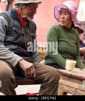 Les pèlerins se reposent dans le salon de thé du monastère de Shalu, au Tibet Banque D'Images