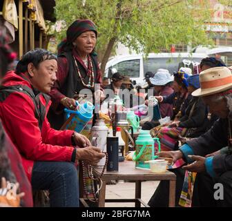 Les pèlerins se reposent dans le salon de thé du monastère de Shalu, au Tibet Banque D'Images