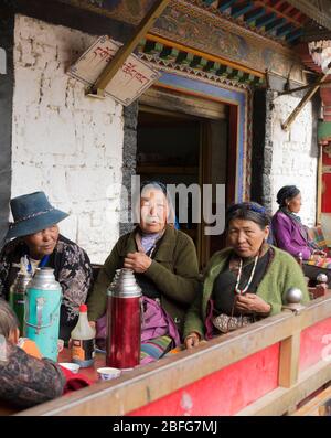 Les pèlerins se reposent dans le salon de thé du monastère de Shalu, au Tibet Banque D'Images