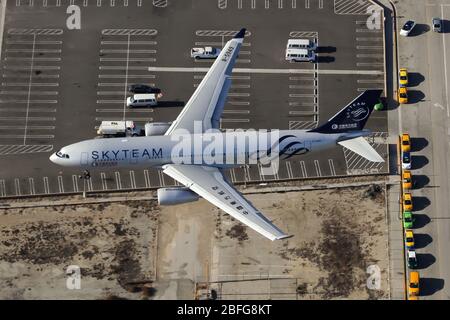 Los Angeles, États-Unis. 31 août 2015. Un Airbus 330-200 de China Eastern Airlines dans les terres de menoges SkyTeam à l'aéroport international de Los Angeles. Crédit: Fabrizio Gandolfo/SOPA Images/ZUMA Wire/Alay Live News Banque D'Images