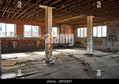 Photographie de l'intérieur d'un bâtiment abandonné à Detroit Michigan montrant des preuves de sans-abri et de graffitis vaporiser sur les murs Banque D'Images