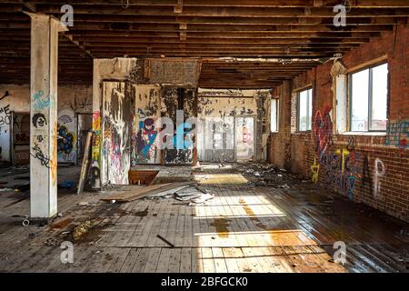 Photographie de l'intérieur d'un bâtiment abandonné à Detroit Michigan montrant des preuves de sans-abri et de graffitis vaporiser sur les murs Banque D'Images