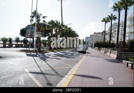 (200418) -- CANNES (FRANCE), 18 avril 2020 (Xinhua) -- la photo prise le 18 avril 2020 montre une rue vide à Cannes, France. 642 autres personnes sont mortes de COVID-19 au cours des dernières 24 heures en France, portant le nombre de morts du pays à 19 323, données officielles présentées samedi. (Photo de Serge Haouzi/Xinhua) Banque D'Images