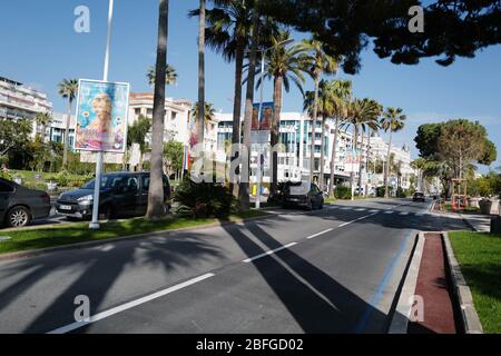 (200418) -- CANNES (FRANCE), 18 avril 2020 (Xinhua) -- la photo prise le 18 avril 2020 montre une rue vide à Cannes, France. 642 autres personnes sont mortes de COVID-19 au cours des dernières 24 heures en France, portant le nombre de morts du pays à 19 323, données officielles présentées samedi. (Photo de Serge Haouzi/Xinhua) Banque D'Images