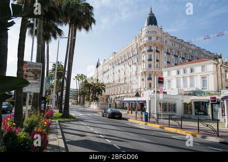 (200418) -- CANNES (FRANCE), 18 avril 2020 (Xinhua) -- la photo prise le 18 avril 2020 montre une rue vide à Cannes, France. 642 autres personnes sont mortes de COVID-19 au cours des dernières 24 heures en France, portant le nombre de morts du pays à 19 323, données officielles présentées samedi. (Photo de Serge Haouzi/Xinhua) Banque D'Images