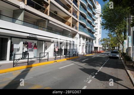 (200418) -- CANNES (FRANCE), 18 avril 2020 (Xinhua) -- la photo prise le 18 avril 2020 montre une rue vide à Cannes, France. 642 autres personnes sont mortes de COVID-19 au cours des dernières 24 heures en France, portant le nombre de morts du pays à 19 323, données officielles présentées samedi. (Photo de Serge Haouzi/Xinhua) Banque D'Images