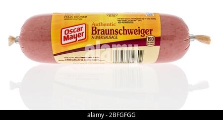 Winneconne, WI - 17 avril 2020: Un paquet de saucisses de foie Oscar Mayer braunschweiger sur un fond isolé. Banque D'Images