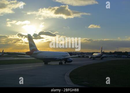 British Airways (BA), avions qui s'emboîte pour un décollage en fin d'après-midi, Londres Heathrow aéroport (LHR) Royaume-Uni Banque D'Images