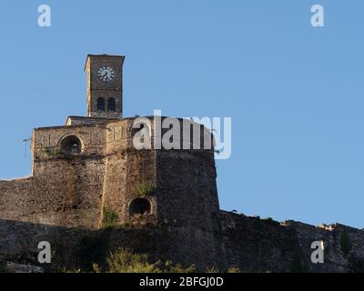 Murs de forteresse en pierre et tour d'horloge au château de Gjirokaster, Albanie. Banque D'Images