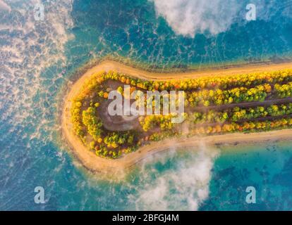 Lac d'été en paysage en une belle lumière fantastique Banque D'Images