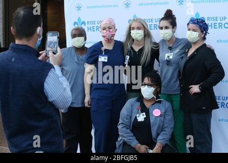 Les travailleurs de la santé se réunissent pour une photo lors de la première initiative Rise Up for Heroes, à l'hôpital Barnes-juif de Saint-Louis, le samedi 18 avril 2020. Selon Rise Up for Heroes, l'initiative demande à la communauté de Saint-Louis de se réunir en se tenant ensemble et en saluant nos héros de première ligne tous les soirs à 19 heures dans les quartiers et les quartiers résidentiels.St. Les dirigeants civiques, sportifs et commerciaux de Louis rassemblent la communauté St. Louis dans un effort de soutien et de remerciements à l'échelle de la région pour les travailleurs travaillant en première ligne dans le cadre de la pandémie COVID-19. Photo par Bill Jr Banque D'Images