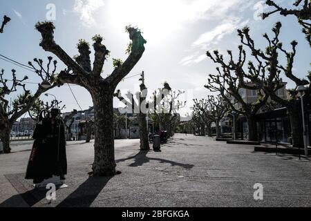 Paris. 18 avril 2020. La photo prise le 18 avril 2020 montre une rue vide à Cannes, France. Le Festival de Cannes ne se déroulera pas cette année sous sa forme originale en raison de la pandémie COVID-19. Le festival du film, l'un des plus importants au monde, devait avoir lieu du 12 au 23 mai. Crédit: Serge Haouzi/Xinhua/Alay Live News Banque D'Images