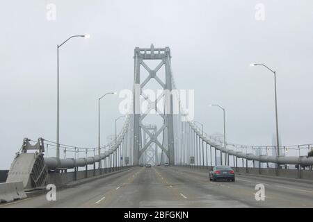 Conduire POV à travers la terrasse supérieure du pont de la baie à San Francisco sur une journée très molle, typique de la région de la baie. Banque D'Images