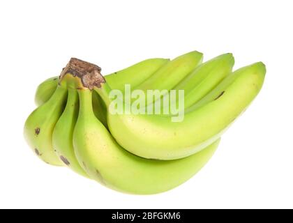 Un bouquet de bananes vertes non mûres isolées sur blanc. Banque D'Images