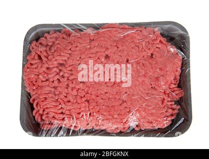 Plateau en mousse noire avec bœuf haché, sans graisse à 85 %, enveloppé dans du plastique isolé sur blanc. Banque D'Images