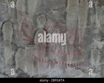 Gros plan sur les armes et un nombre d'ennemis tombés sur un mur de cavernes au parc national de Pictograph à Billings, Montana Banque D'Images