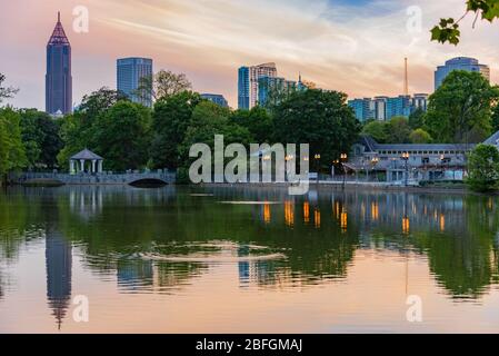 Atlanta, Géorgie au coucher du soleil sur le lac Clara Meer dans le parc du Piémont. (ÉTATS-UNIS) Banque D'Images