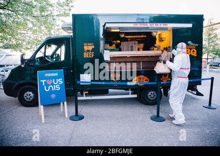 (200419) -- PARIS, le 19 avril 2020 (Xinhua) -- un travailleur médical reçoit gratuitement de la nourriture d'un camion alimentaire à Paris, France, le 15 avril 2020. Le club de football Paris Saint-Germain propose jusqu'à 1 200 repas gratuits par jour aux professionnels de la santé en première ligne au milieu de l'épidémie COVID-19. Des bénévoles travaillent dans les cuisines du Parc des Princes depuis le 9 avril et organisent quotidiennement des livraisons de nourriture du stade aux travailleurs médicaux des hôpitaux de l'Université du Grand Paris par l'intermédiaire de camions alimentaires. (PSG/document d'informations via Xinhua) Banque D'Images