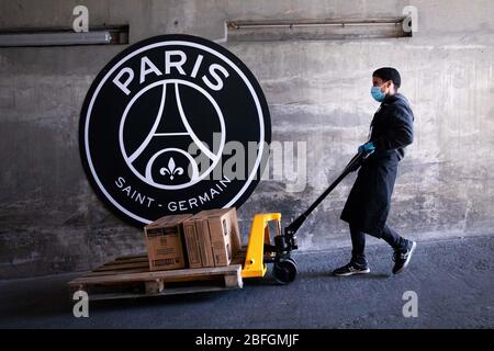 (200419) -- PARIS, le 19 avril 2020 (Xinhua) -- un volontaire livre de la nourriture aux camions du stade du Parc des Princes à Paris, France, le 15 avril 2020. Le club de football Paris Saint-Germain propose jusqu'à 1 200 repas gratuits par jour aux professionnels de la santé en première ligne au milieu de l'épidémie COVID-19. Des bénévoles travaillent dans les cuisines du Parc des Princes depuis le 9 avril et organisent quotidiennement des livraisons de nourriture du stade aux travailleurs médicaux des hôpitaux de l'Université du Grand Paris par l'intermédiaire de camions alimentaires. (PSG/document d'informations via Xinhua) Banque D'Images