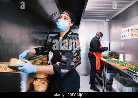 (200419) -- PARIS, 19 avril 2020 (Xinhua) -- les volontaires préparent gratuitement des repas pour les travailleurs médicaux à la cuisine du stade du Parc des Princes à Paris, France, 15 avril 2020. Le club de football Paris Saint-Germain propose jusqu'à 1 200 repas gratuits par jour aux professionnels de la santé en première ligne au milieu de l'épidémie COVID-19. Des bénévoles travaillent dans les cuisines du Parc des Princes depuis le 9 avril et organisent quotidiennement des livraisons de nourriture du stade aux travailleurs médicaux des hôpitaux de l'Université du Grand Paris par l'intermédiaire de camions alimentaires. (PSG/document d'informations via Xinhua) Banque D'Images