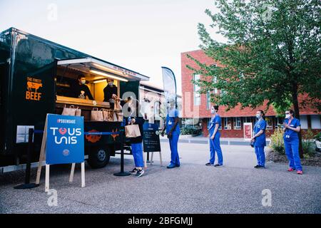 (200419) -- PARIS, le 19 avril 2020 (Xinhua) -- les travailleurs médicaux reçoivent gratuitement de la nourriture d'un camion alimentaire à Paris, France, le 15 avril 2020. Le club de football Paris Saint-Germain propose jusqu'à 1 200 repas gratuits par jour aux professionnels de la santé en première ligne au milieu de l'épidémie COVID-19. Des bénévoles travaillent dans les cuisines du Parc des Princes depuis le 9 avril et organisent quotidiennement des livraisons de nourriture du stade aux travailleurs médicaux des hôpitaux de l'Université du Grand Paris par l'intermédiaire de camions alimentaires. (PSG/document d'informations via Xinhua) Banque D'Images