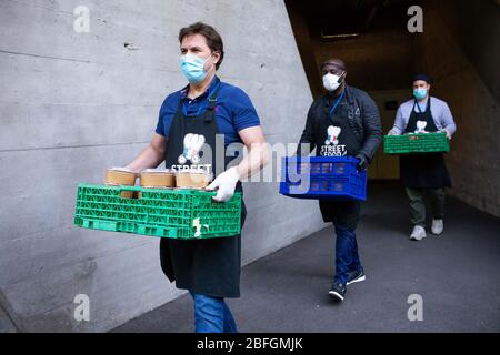 (200419) -- PARIS, 19 avril 2020 (Xinhua) -- les volontaires apportent de la nourriture aux travailleurs médicaux pour les camions alimentaires au stade du Parc des Princes à Paris, France, 15 avril 2020. Le club de football Paris Saint-Germain propose jusqu'à 1 200 repas gratuits par jour aux professionnels de la santé en première ligne au milieu de l'épidémie COVID-19. Des bénévoles travaillent dans les cuisines du Parc des Princes depuis le 9 avril et organisent quotidiennement des livraisons de nourriture du stade aux travailleurs médicaux des hôpitaux de l'Université du Grand Paris par l'intermédiaire de camions alimentaires. (PSG/document d'informations via Xinhua) Banque D'Images