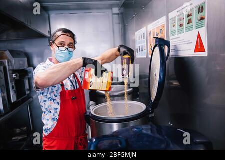 (200419) -- PARIS, le 19 avril 2020 (Xinhua) -- un volontaire prépare gratuitement des repas pour les travailleurs médicaux à la cuisine du stade du Parc des Princes à Paris, France, le 15 avril 2020. Le club de football Paris Saint-Germain propose jusqu'à 1 200 repas gratuits par jour aux professionnels de la santé en première ligne au milieu de l'épidémie COVID-19. Des bénévoles travaillent dans les cuisines du Parc des Princes depuis le 9 avril et organisent quotidiennement des livraisons de nourriture du stade aux travailleurs médicaux des hôpitaux de l'Université du Grand Paris par l'intermédiaire de camions alimentaires. (PSG/document d'informations via Xinhua) Banque D'Images