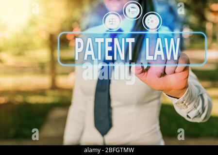 Main conceptuel écrit, indiquant le droit des brevets. Sens Concept traite de l'inventeur s'est exclusif d'utilisation propre invention Banque D'Images