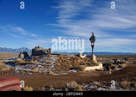 Taos USA - 8 janvier 2015 - Communauté de biotecture des navires de séisme dans le désert près de Taos New Mexico Banque D'Images