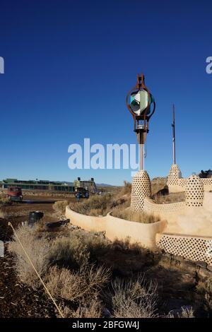 Taos USA - 8 janvier 2015 - Communauté de biotecture des navires de séisme dans le désert près de Taos New Mexico Banque D'Images