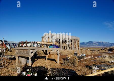 Taos USA - 8 janvier 2015 - Communauté de biotecture des navires de séisme dans le désert près de Taos New Mexico Banque D'Images