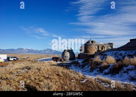 Taos USA - 8 janvier 2015 - Earthship dans le désert près de Taos New Mexico Banque D'Images