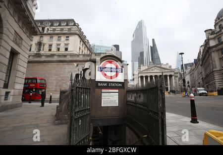 Londres, Royaume-Uni. 18 avril 2020. Jour vingt-six de Lockdown à Londres. Bank Station, près de la Banque d'Angleterre (centre, à droite), car le pays est en verrouillage en raison de la pandémie de Coronavirus COVID-19. Les gens ne sont pas autorisés à quitter la maison sauf pour les achats de nourriture, les soins médicaux, l'exercice - une fois par jour, et le travail essentiel. COVID-19 Coronavirus LockDown, Londres, Royaume-Uni, le 18 avril 2020 crédit: Paul Marriott/Alay Live News Banque D'Images