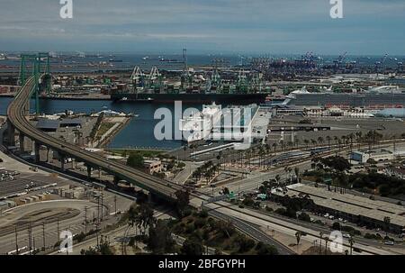 Los Angeles, Californie, États-Unis. 18 avril 2020. Une vue aérienne du navire de l'hôpital USNS Mercy arrime au terminal des bateaux de croisière au port de Los Angeles le samedi 18 avril 2020. Crédit: Ringo Chiu/ZUMA Wire/Alay Live News Banque D'Images