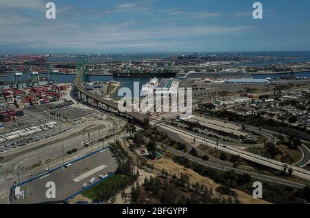 Los Angeles, Californie, États-Unis. 18 avril 2020. Une vue aérienne du navire de l'hôpital USNS Mercy arrime au terminal des bateaux de croisière au port de Los Angeles le samedi 18 avril 2020. Crédit: Ringo Chiu/ZUMA Wire/Alay Live News Banque D'Images
